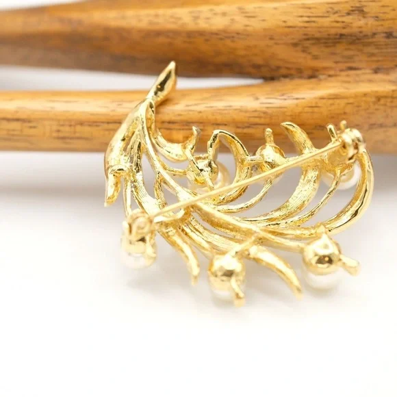 Vintage unmarked Faux Pearl and goldtone Rhinestone Pin Brooch BEAUTIFUL - Picture 9 of 14